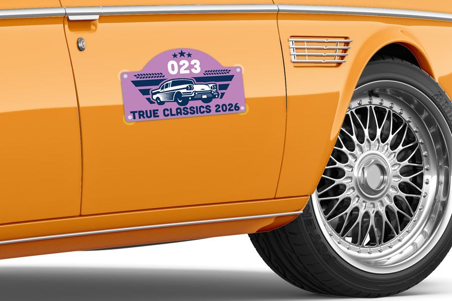 mock-up van een rally bord op een classic car met zuignapjes opgehangen